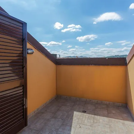 New!apt 2 Min Walk From Central Station Apartment