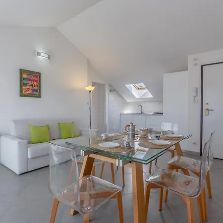 New!apt 2 Min Walk From Central Station Apartment
