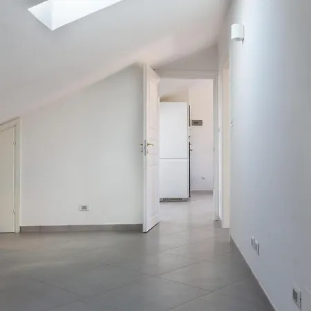 New!apt 2 Min Walk From Central Station Apartment