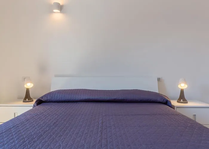 New!apt 2 Min Walk From Central Station شقة *